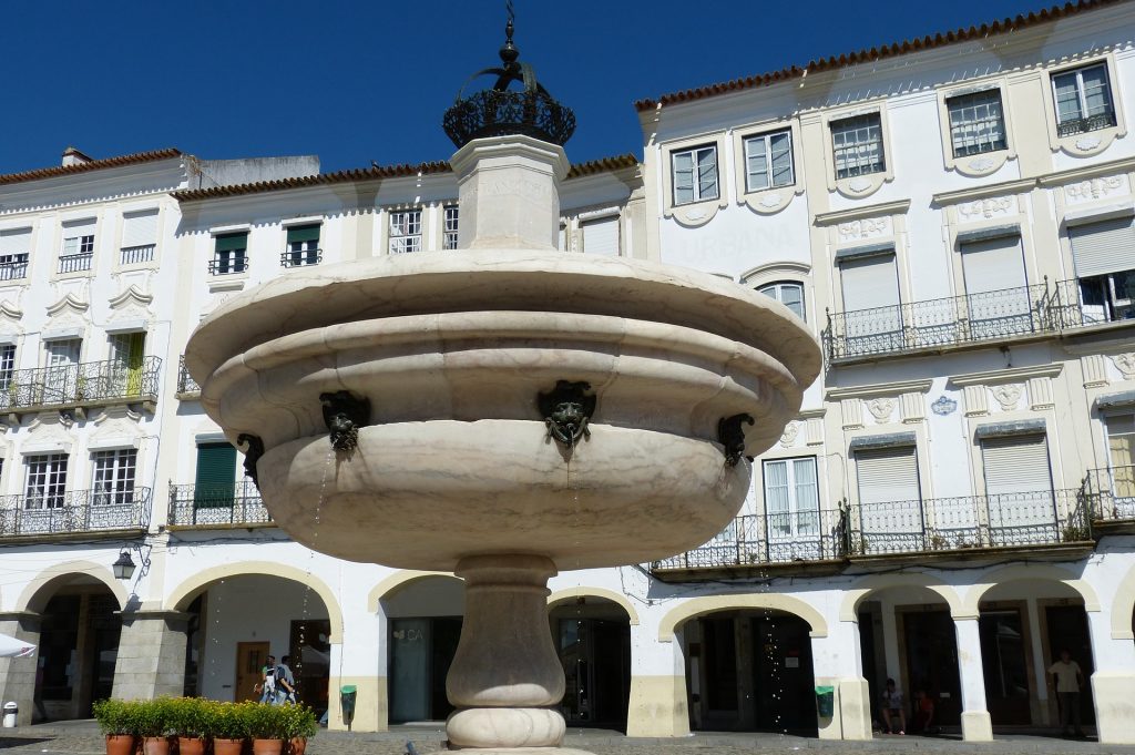 evora fountain